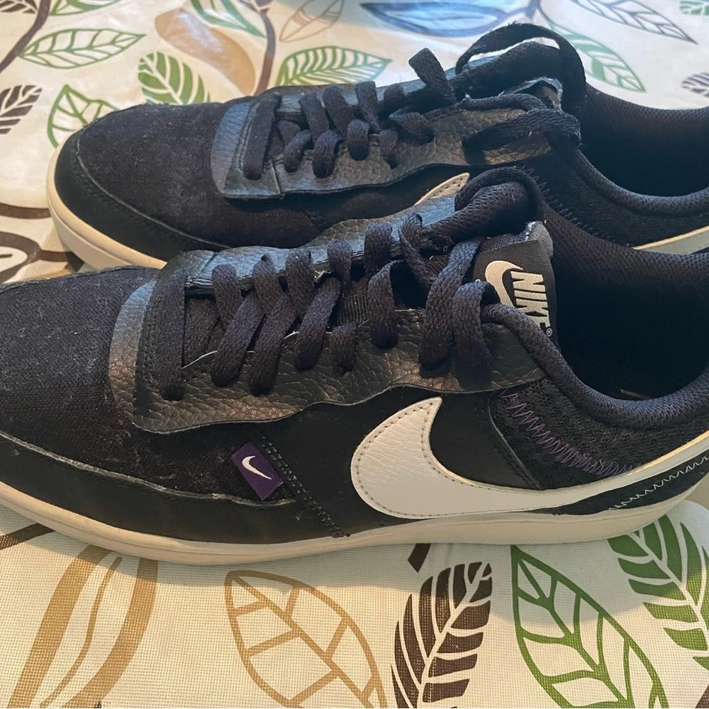 Men’s Nike‎ Court Vision low top sneakers, black with white trim, size 9 US size